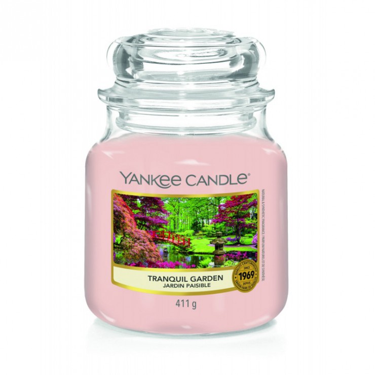 Średnia świeca Tranquil Garden Yankee Candle