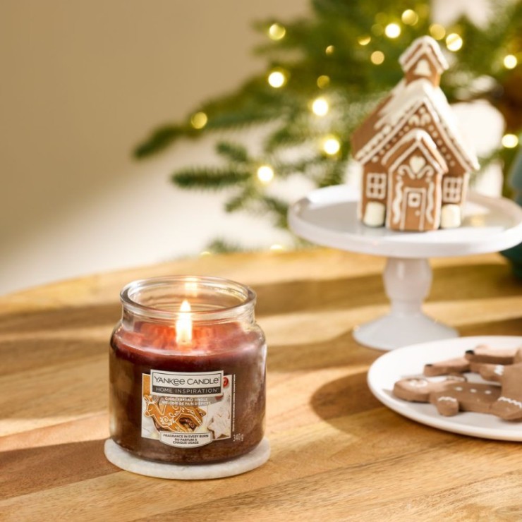 Średnia świeca Gingerbread Jingle Home Inspiration Yankee Candle