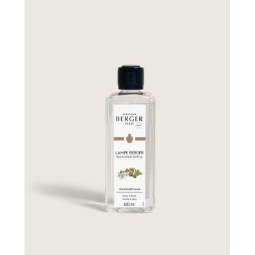 Przezroczysta butelka esencji do lampy katalitycznej Home Sweet Home 500 ml Maison Berger Paris z czarną zakrętką na jasnym tle.