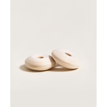 Dwa beżowe, okrągłe wkłady do dyfuzora samochodowego Ambra Maison Paris Berger na jasnym tle, ułożone jeden na drugim.