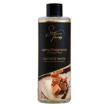 Butelka Scent Therapy Carmel & Vanilla z czarną etykietą, złotymi napisami i grafiką kostek karmelu na jasnym tle.