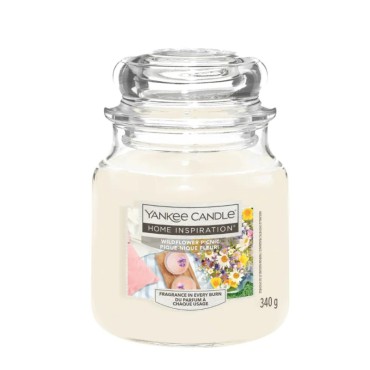 Średnia świeca Wildflower Picnic Home Inspiration Yankee Candle w szklanym słoiku z białą etykietą i woskiem.