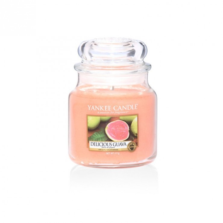 Średnia świeca Delicious Guava Yankee Candle